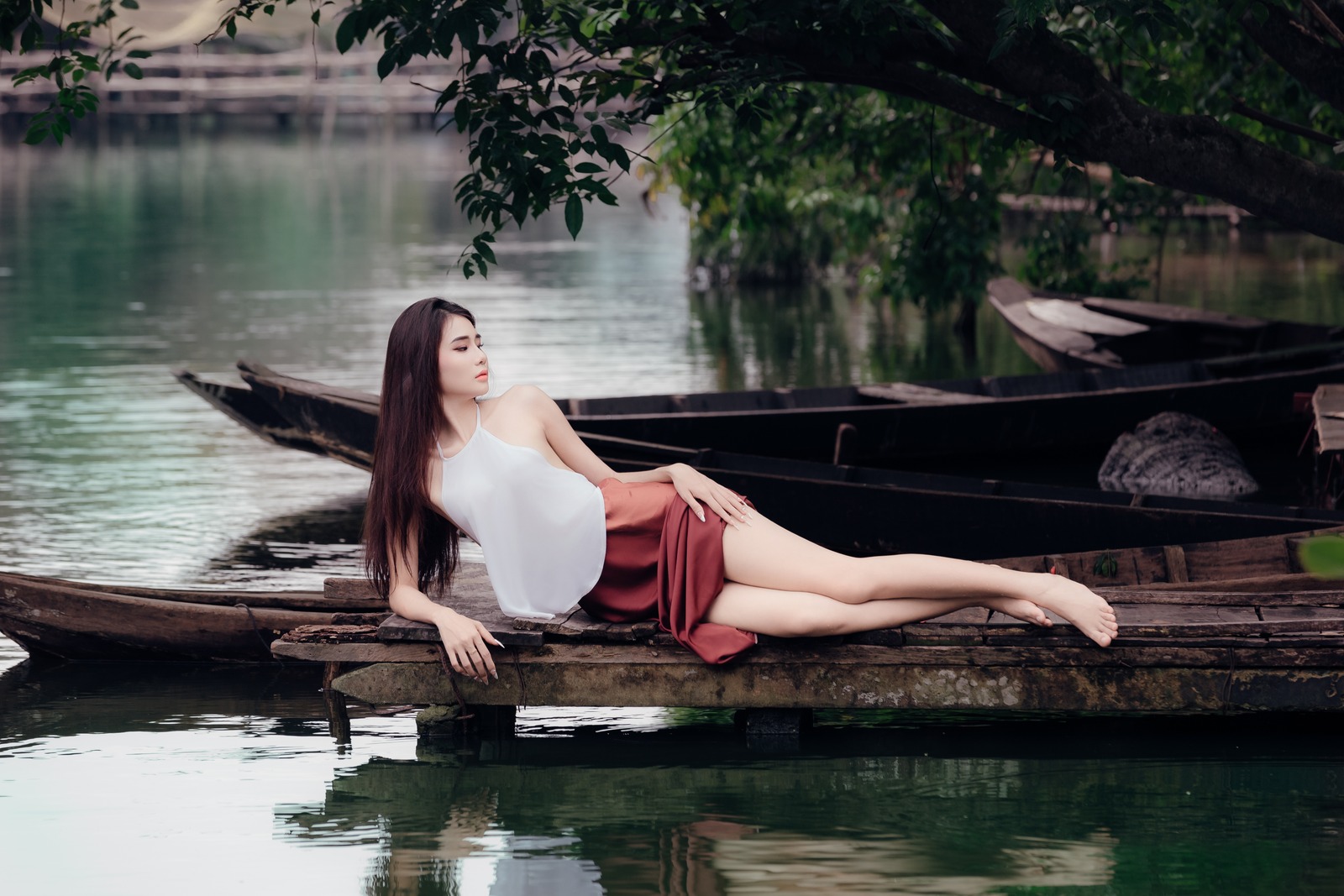 Vẻ Đẹp Thanh Khiết Bên Sông