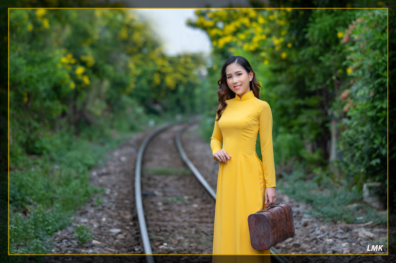 Nắng Trên Tà Áo